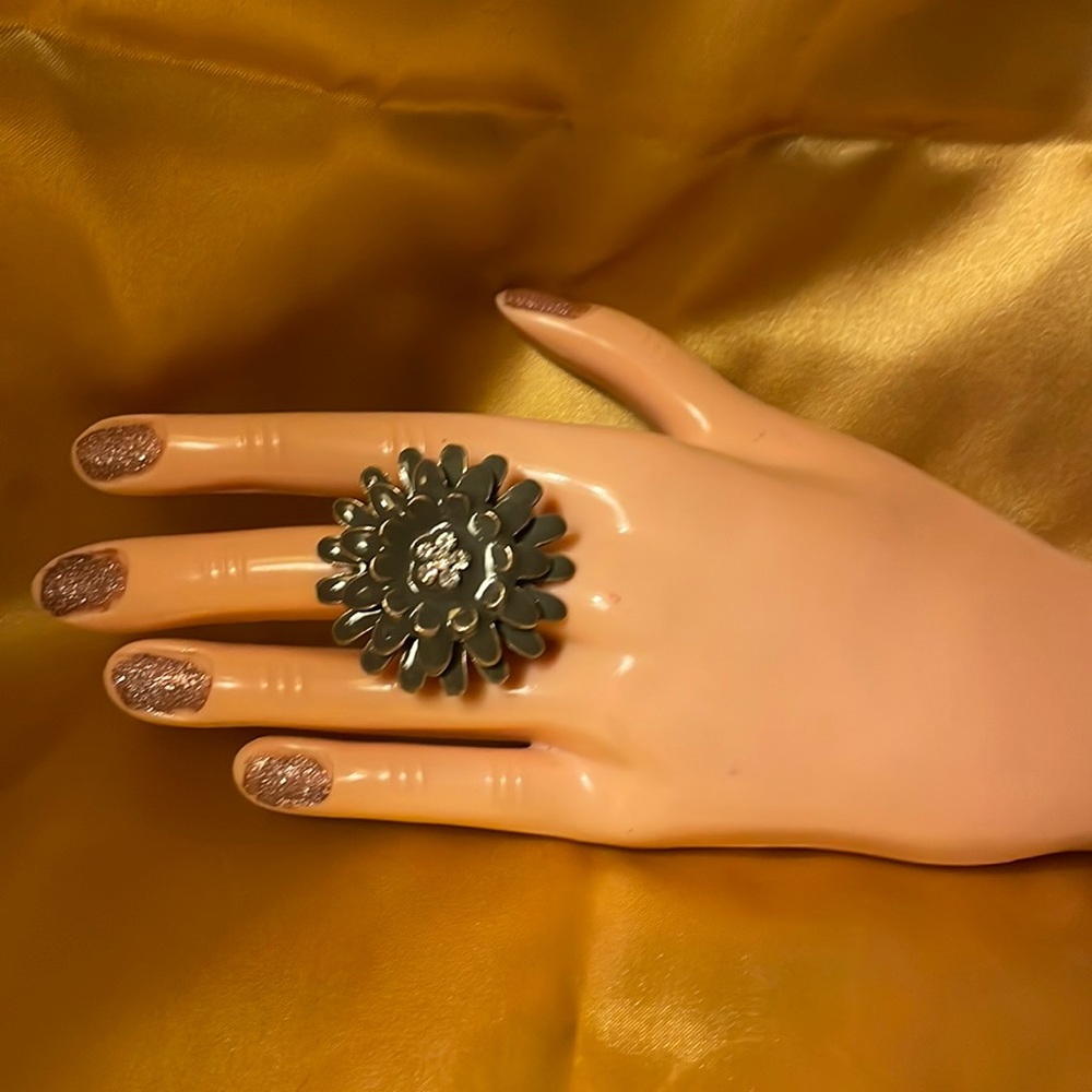 Adjustable elastic stretchy floral ring, silver back, enameled gunmetal flower